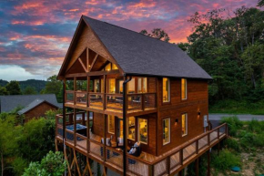 New Luxury Cabin with Stunning MountainVIEWS,HotTub, FirePit, FirePlace,2 KingBeds, 2 CoveredDecks,BBqGrill, ShuffleBoard and Pool Access